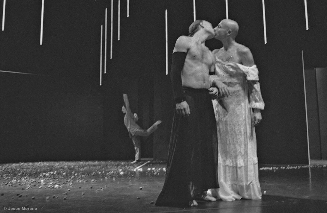1991. Sequenzas/ Cantus Planus, co-production Vertical Danse – Ensemble Contrechamps. © Jesus Moreno