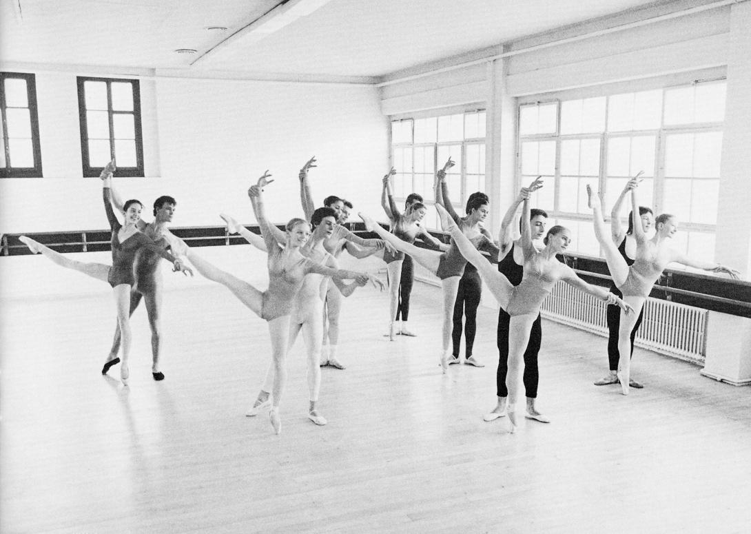 1980'2s. Cours de pas de deux. Ecole de danse Genève © Michel Blanc