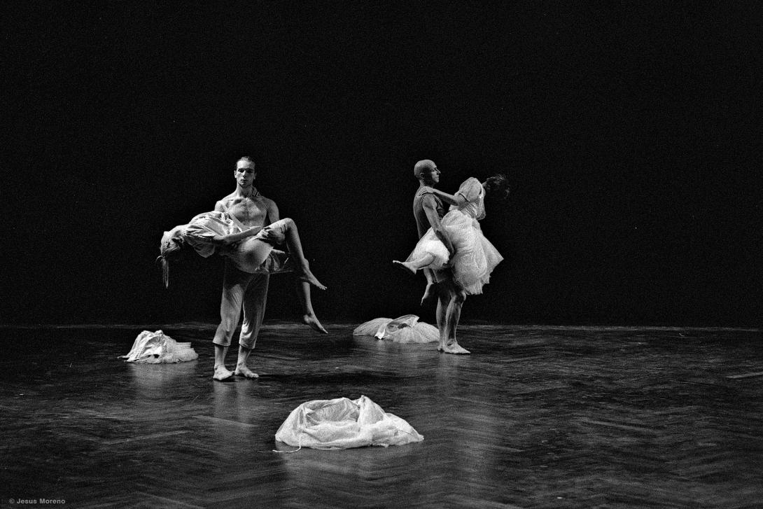 1989. Tues-tu de Noemi Lapzeson pour Vertical Danse. Avec Anja Schmidt et Sarah Ludi.